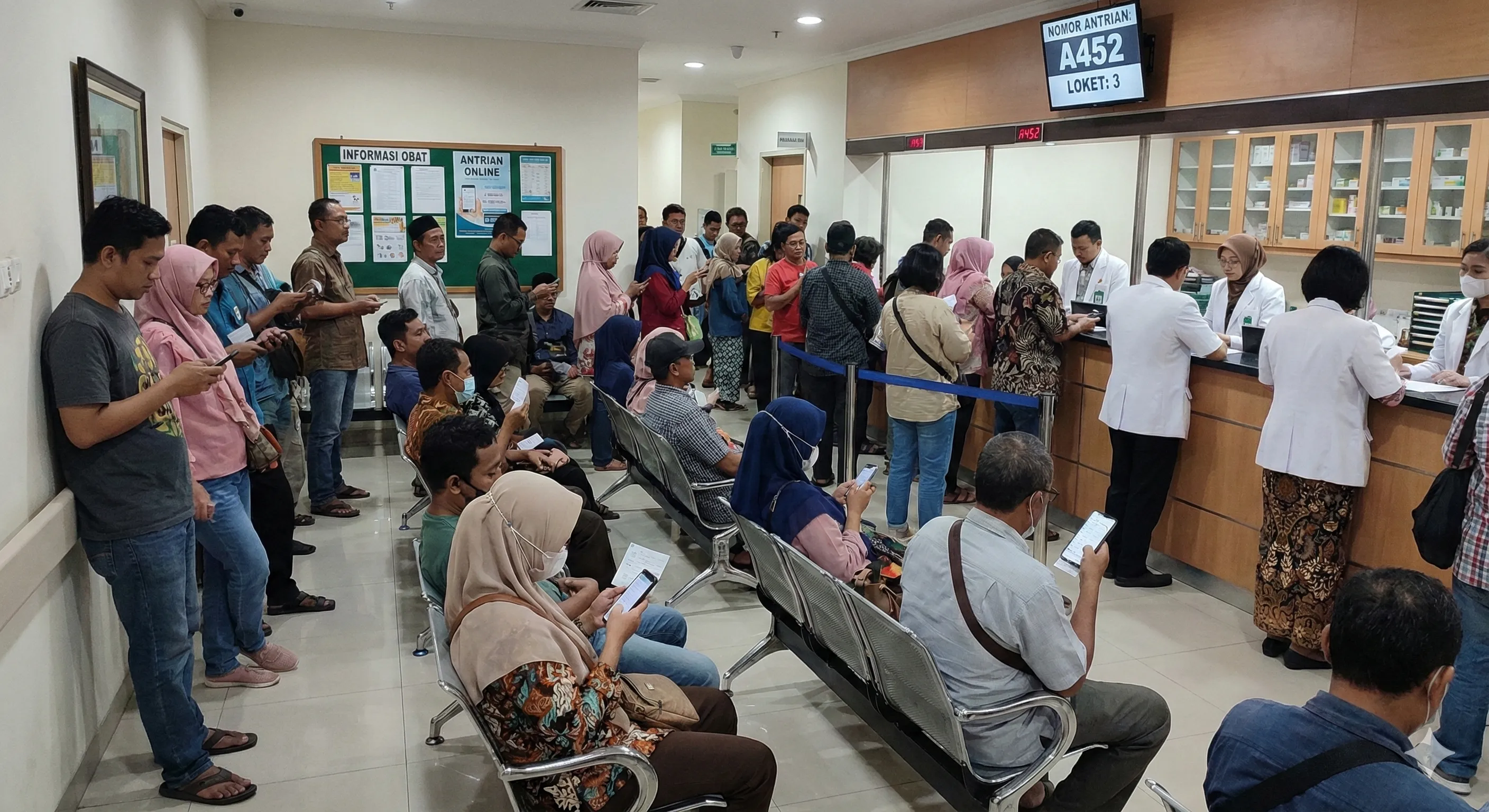 Ilustrasi pasien menunggu antrian obat di farmasi yang padat
